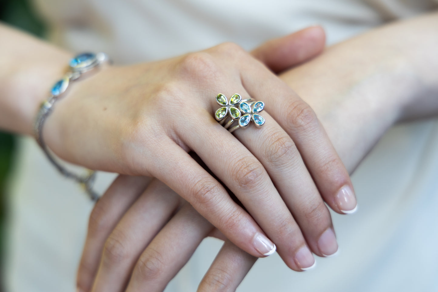 Sterling silver clover-shaped wrap ring with blue topaz and peridot, sizes 7 and 8